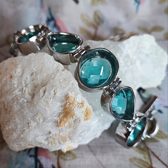 Anne Klein AK Aqua Blue Faceted Bracelet Heavy Silver Tone Glass? Stone? Elbaite - Picture 14 of 16